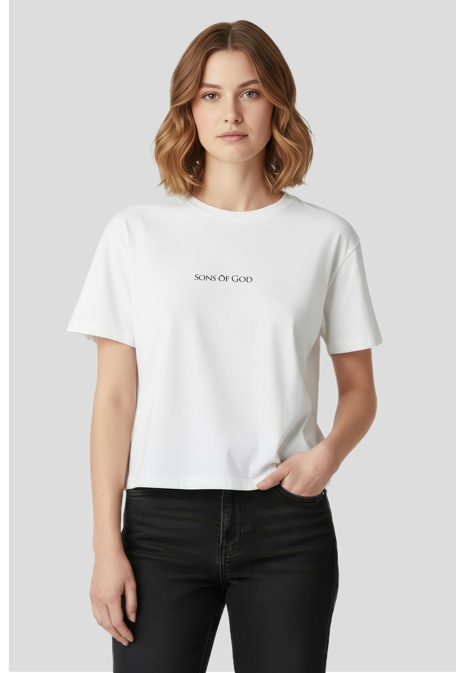 Weiße Damen Boxy T‑Shirt in kurzer Länge aus 100 % Baumwolle mit lockerer Passform und 3D‑Logo